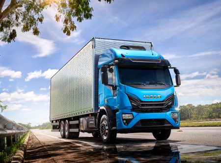 IVECO Tector com baú em rodovia, ideal para longa distância