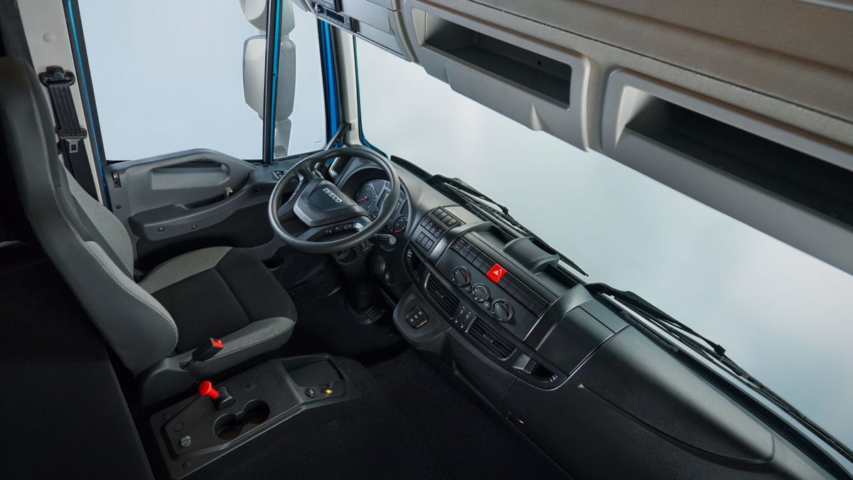 Interior da cabine do IVECO Tector com boa visibilidade