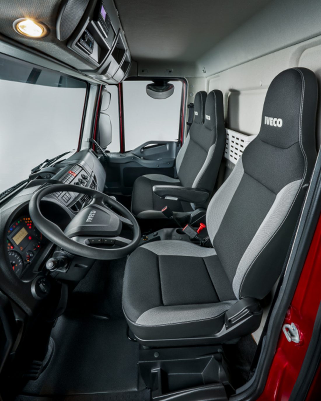 Interior da cabine do IVECO Tector com bancos IVECO